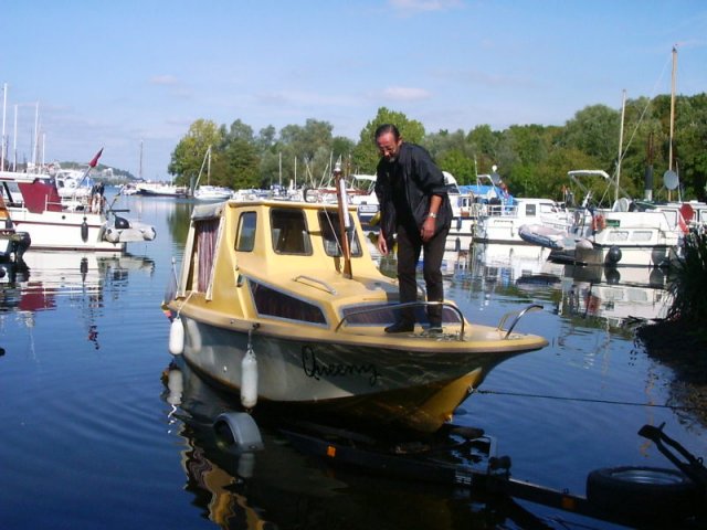 Roland ON7KPU guide le bateau vert la remorque
